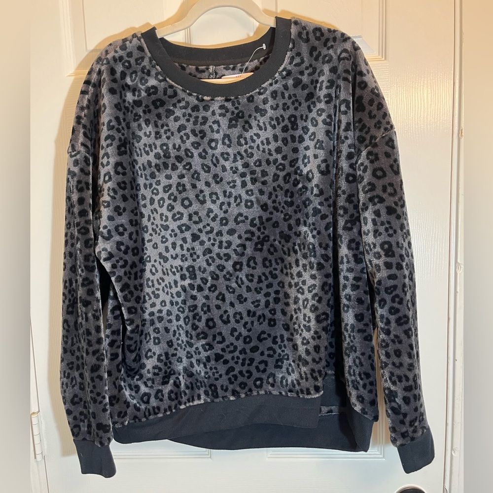 New Directions Studio Animal Print Print Fleece Sweater - Black and Gray Large